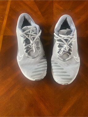 Nike Men's Light Gray Athletic Running Shoes